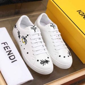 2020年春夏流行ファッション 大人の可愛さを引き立て フェンディ FENDI カジュアルシューズ
