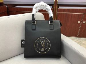 ヴェルサーチ やっぱり優しい色 VERSACE 【2020秋冬トレンド】押さえておきたい ハンドバッグ サイズのよさを感じる新作