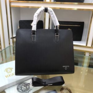 ハンドバッグ 秋冬コーデと相性がいい プラダ 2020トレンド秋冬おすすめ安い PRADA おしゃれなファッションコーデ