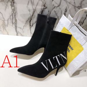 レザーブーツ 3色可選 2020年秋冬に欠かせない ヴァレンティノおしゃれでおすすめ今季トレンド VALENTINO 2020トレンドファッション新品