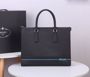 今なお素敵なアイテムだ ビジネスバッグ 海外大人気 プラダ PRADA 今年の春...