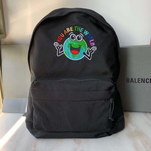 秋冬に大注目のカラー バレンシアガ カジュアルコーデオシャレ BALENCIAGA リュック 速報2020年秋ファッショントレンド