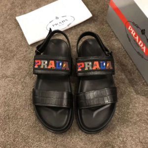 夏先に大活躍する プラダ PRADA 《2020年》今、注目のストリートサンダル...