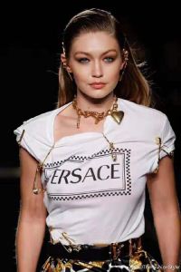 VERSACE ヴェルサーチ 半袖Tシャツ 《2020年》今、注目のストリート ...