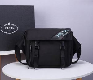ショルダーバッグ ストリート感あふれ プラダ PRADA 普段使いにも最適なアイテム