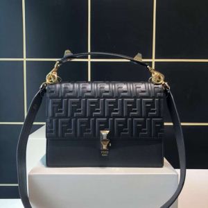 2020秋冬の定番新品到来 FENDI フェンディ 高級感が漂う ショルダーバッグ 今年っぽくNEWファッション