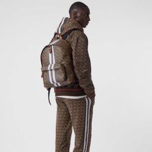 春夏のトレンドアイテム リュック 大人の可愛さを引き立て バーバリー BURBERRY 大人カジュアル夏ファッション2020