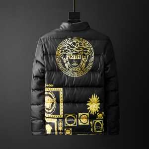 ヴェルサーチ 今年の流行りファション VERSACE 最新秋冬トレンドをチェック202020秋冬 メンズ ダウンジャケット 絶対おさえるべきカラーと最新