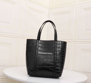 BALENCIAGA 手の届くプライスが魅力的 バレンシアガ 20SSトレンド レディースバッグ