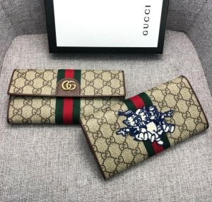 落ち着いた雰囲気に見せてくれ 2020トレンドスタイル グッチ GUCCI 財布