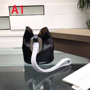 多色選択可 特に夏は人気アイテム ボッテガ ヴェネタ BOTTEGA VENETA 暑い今こそ活躍させたい レディースバッグ 今年流大人っぽさ