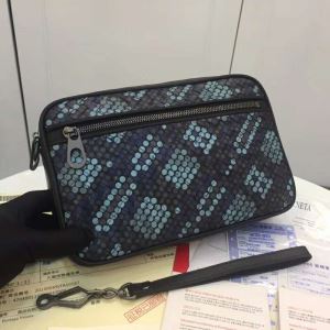 ポーチ 大人カジュアル夏ファッション2020 ボッテガ ヴェネタ BOTTEGA VENETA 暑い季節も大活躍