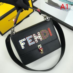 スタイルUPして着こなす フェンディおしゃれな大人の着こなし FENDI レディ...