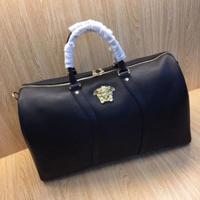 VERSACE ヴェルサーチェ ボストンバッグ コーデ選ばずおしゃれのポイント
