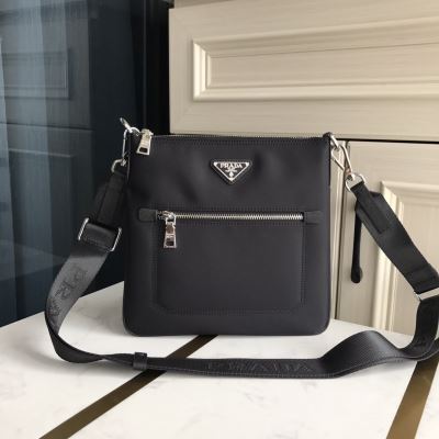 PRADA プラダ ショルダーバッグ 目を引く 個性派