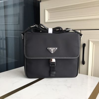 PRADA プラダ ショルダーバッグ 目を引く 高品質素材