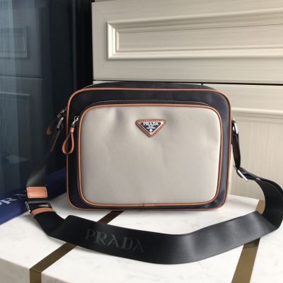 PRADA プラダ ショルダーバッグ 目を引く SALE開催