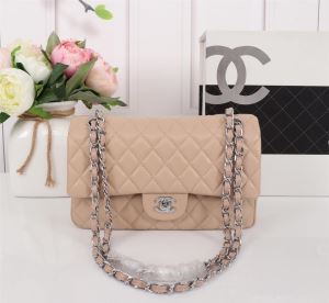 クラシカルな雰囲気 シャネル CHANEL 夏らしい抜け感を演出し 2020年春夏シーズンの人気 レディースバッグ この夏は注目新作