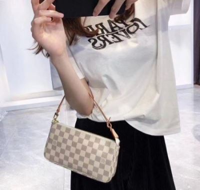 ルイヴィトン LOUIS VUITTON ★安心★追跡付 手持ち&ショルダー掛け 最新商品即完売 M40712