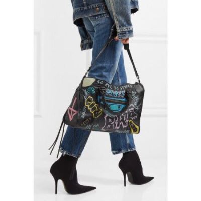バレンシアガ BALENCIAGA ★安心★追跡付 手持ち&ショルダー掛け 素材感を引き出せるアイテム