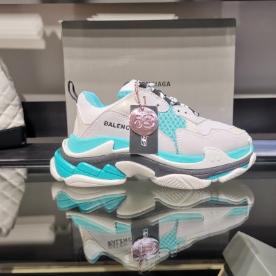 BALENCIAGA バレンシアガ スニーカー 足下注目してくれる ACAC