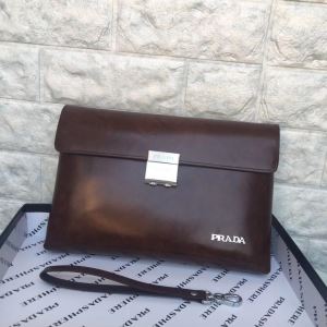 PRADA おしゃれに秋を迎えるために プラダ 2020トレンドカラー秋冬セール ポーチ 人気ブランドの秋冬新色
