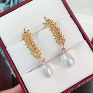 今年の春トレンドスワロフスキー20SSトレンド SWAROVSKI ピアス おしゃれな人が持っている