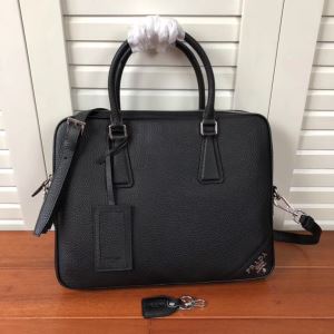 おしゃれさんはいち早く取り プラダ PRADA 2020秋、イチオシ上品 ハンド...