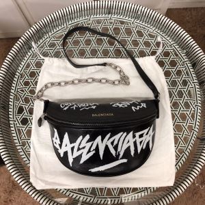 気になる2020年秋のファッション ミニバッグ 秋トレンドの新定番 バレンシアガ BALENCIAGA今から取り入れられるトレンド