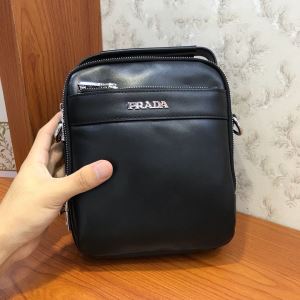 2020秋冬人気色おすすめ ショルダーバッグ プラダ 秋トレンドの新定番 PRADA 人気ブランドの新作秋冬トレンド