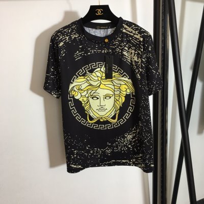 VERSACE ヴェルサーチ 半袖Tシャツ 高級感溢れる