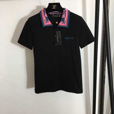 VERSACE ヴェルサーチ 半袖Tシャツ 高級感溢れるデザイン