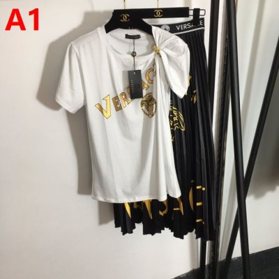 VERSACE ヴェルサーチ 半袖上下セット 高級感演出