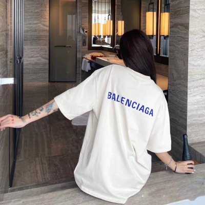 BALENCIAGAバレンシアガ 半袖Tシャツ 服一覧 モデル愛用