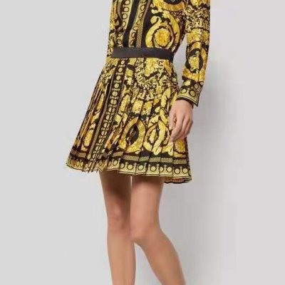 VERSACE ヴェルサーチェ ハーフスカート 魅力的