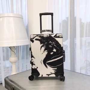 リラックス感のあるゆったり リモワ Rimowa オススメしたい最新注目ファション 2020春夏 スーツケース