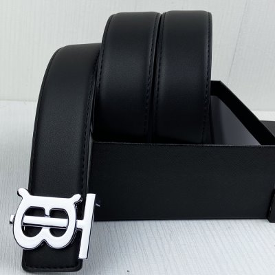 BURBERRYバーバリー 服一覧 モデル愛用 ベルト