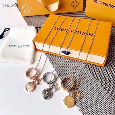 ネックレス LOUIS VUITTON ルイヴィトン 首胸ロゴ ネックレス