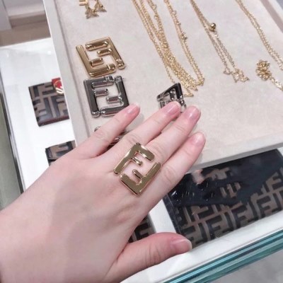 イヤリング FENDI フェンデイ 日本即完売予想 イヤリング