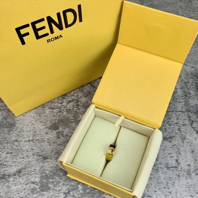 イヤリング FENDI フェンデイ 限定デザイン大人気完売前に イヤリング