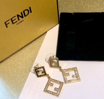 イヤリング FENDI フェンデイ 完売必須 イヤリング