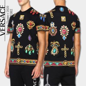 ヴェルサーチ コーデの完成度を高める VERSACE この時期の一番人気は 半袖...