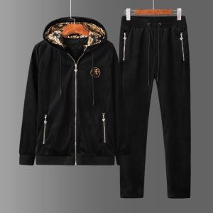 上下セット おしゃれな夏ファッション2020 ヴェルサーチ 今年の夏は着こなし VERSACE 気持ちいい真夏日にぴったり