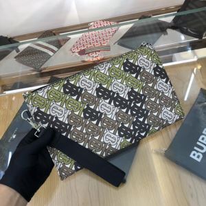 価格も嬉しいアイテム ポーチ 手頃価格でカブり知らず バーバリー BURBERRY