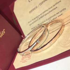 おしゃれな夏ファッション2020カルティエ CARTIER 季節感のあるファッション ブレスレット 気持ちいい真夏日にぴったり