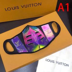 2色可選 コーデの完成度を高める マスク この時期の一番人気は LOUIS VU...