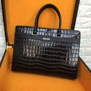 2020春夏トレンドアイテム 今年は大きめの新作がトレンド プラダ PRADA ビジネスバッグ