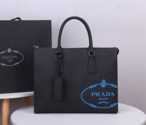 プラダ絶対に見逃せない PRADA 老舗ブランド ビジネスバッグ 累積売上総額第１位