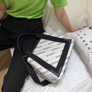 海外でも人気なブランド レディースバッグ 一番手に入れやすい バレンシアガ BALENCIAGA