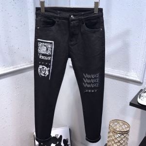 20新作です ジーンズ 普段使いにも最適なアイテム ヴェルサーチVERSACE デザインお洒落